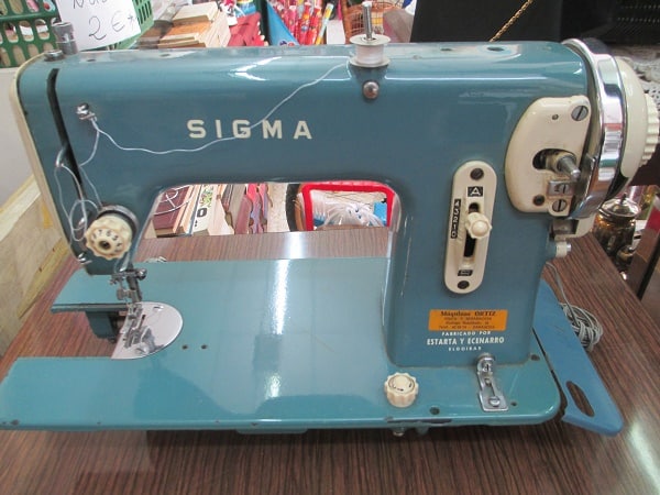 Máquina de coser con mesa Sigma